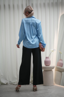 Elegancka koszula satynowa damska z kołnierzykiem i ozdobnymi guzikami - Baby Blue